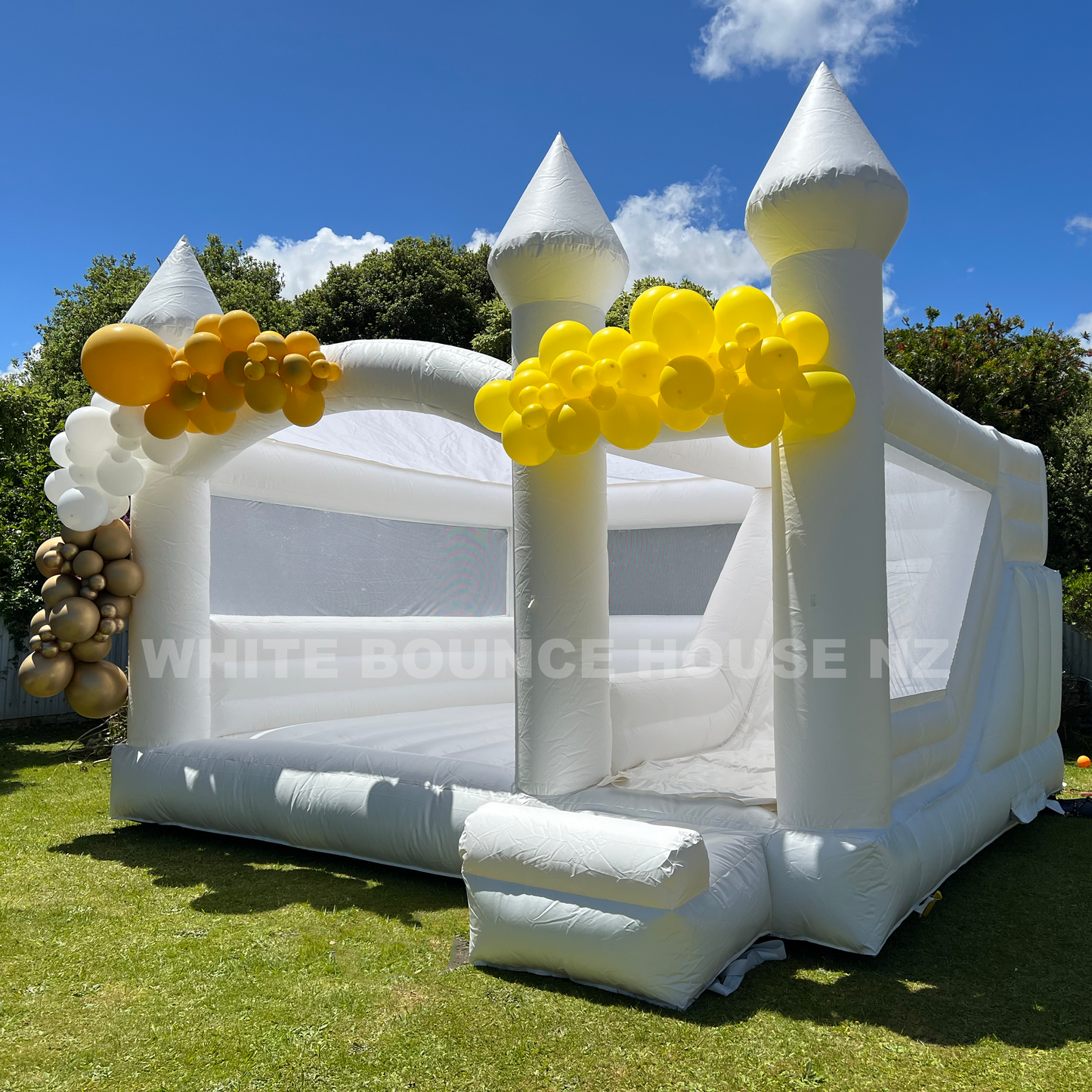 Large White Castle (with Slide)  | 5 x 5 meters - Full Day (8hrs)