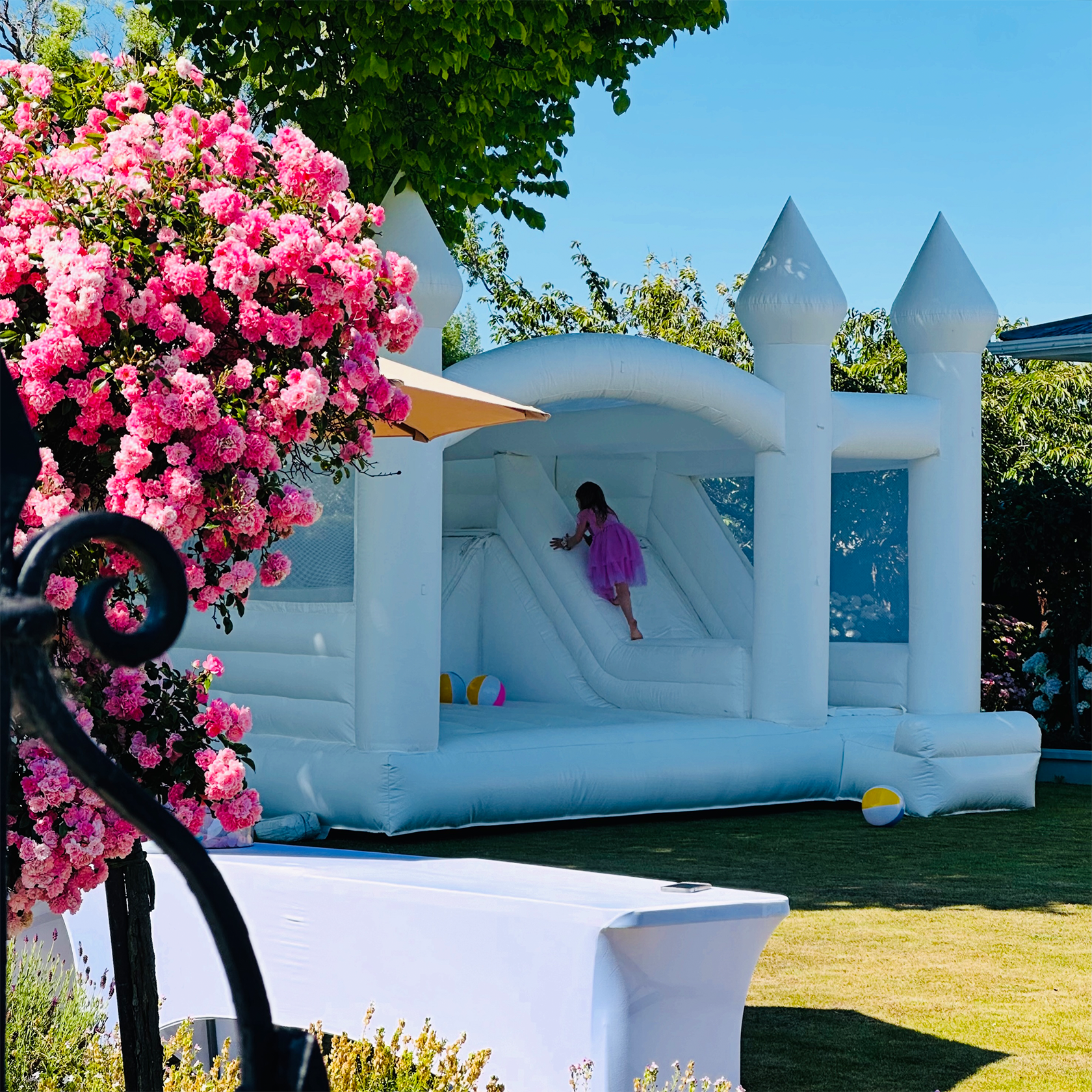 Large White Castle (with Slide)  | 5 x 5 meters - Full Day (8hrs)